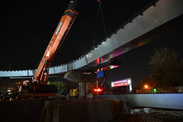 سازه فلزی عرشه پل B10 بزرگراه ارتش نصب شد