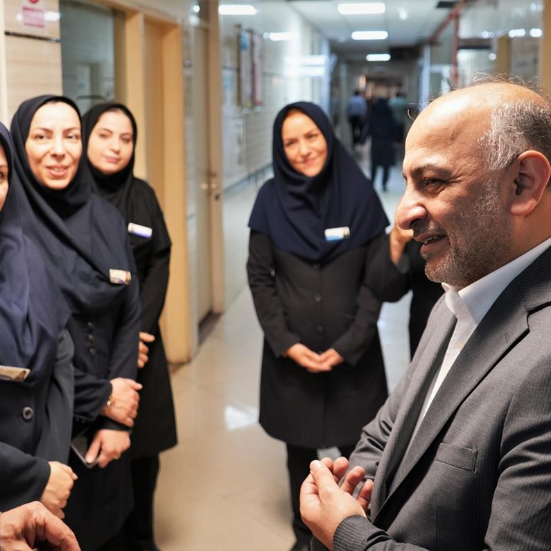 مديرعامل بيمه دي با حضوردر بيمارستان مصطفي خميني:‌  نام‌گذاري روز ميلاد حضرت زينب (س) به عنوان روز پرستار، مايه مباهات و افتخار براي پرستاران است