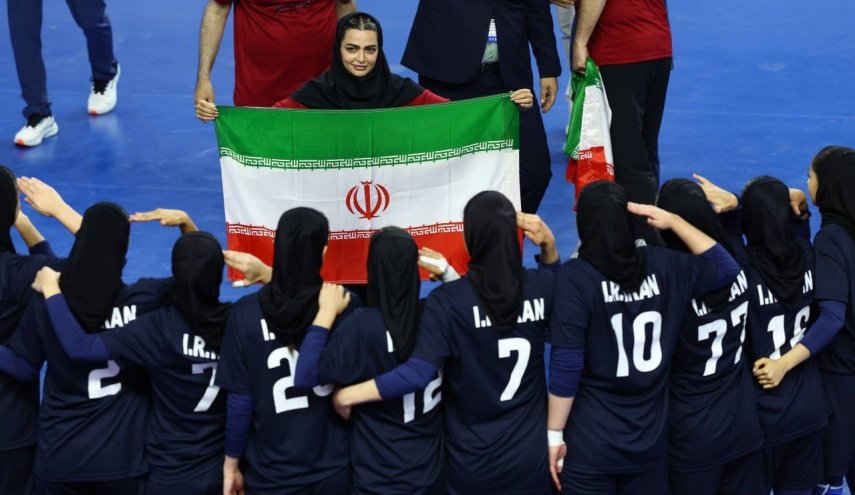 سلام نظامی دختران هندبال ایران بعد از قهرمانی در بازی‌های آسیایی جوانان