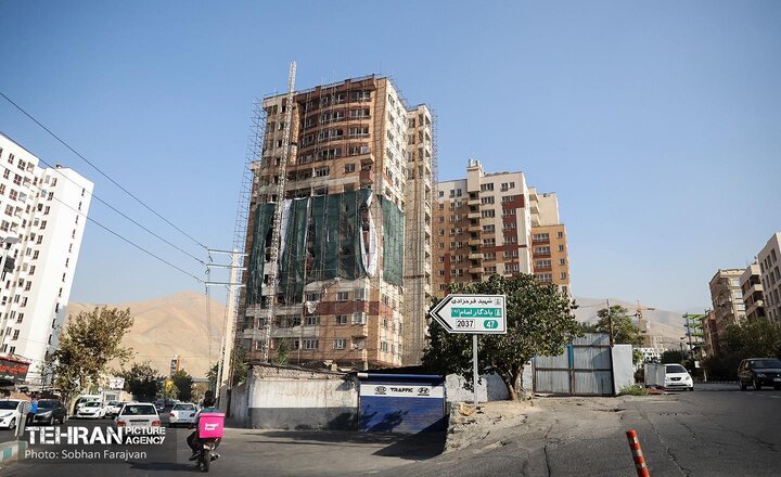 پایان مقاوم‌سازی واحدهای آسیب‌دیده از جنگ تا اردیبهشت ماه/  مقاوم‌سازی مجتمع 48 واحدی «اساتید سرو» اسفند به پایان می‌رسد