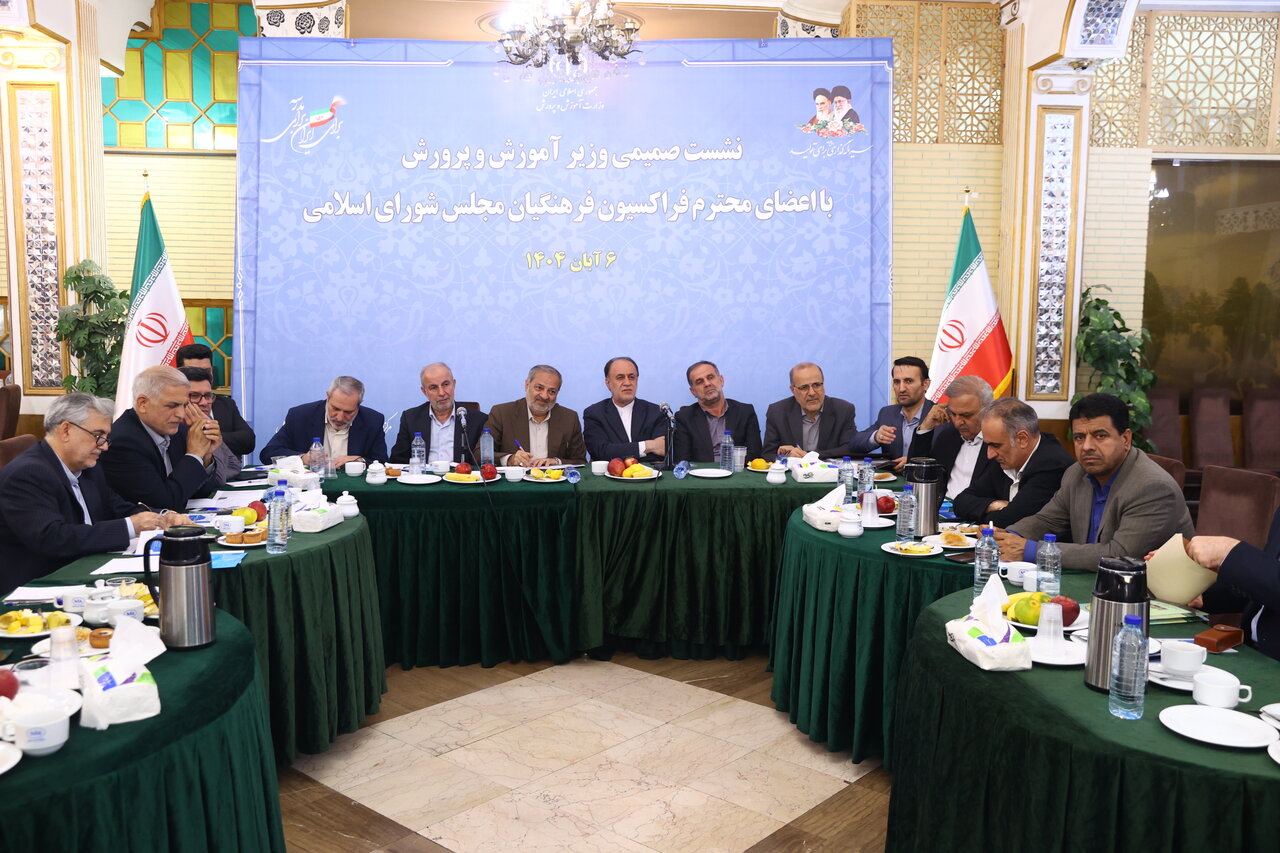 حاجي‌بابايي: ورود صندوق ذخيره فرهنگيان به بورس، گامي بزرگ براي شفافيت مالي/ کاظمي: صندوق فرهنگيان  از بنگاه‌داري خارج و به سمت سهام‌داري پيش مي‌رود