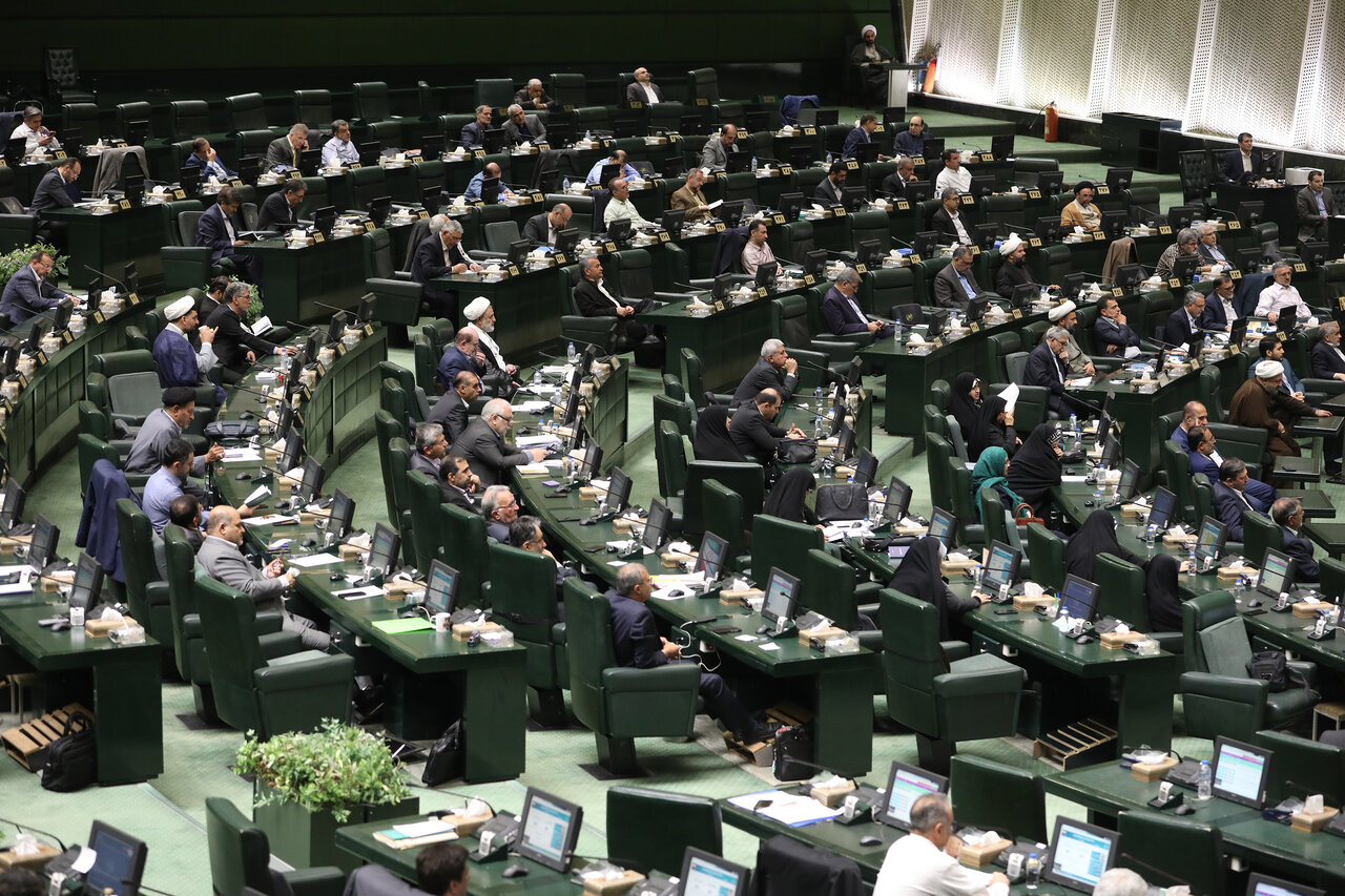 انحلال بانک آینده گام بزرگی برای مقابله با مافیای ثروت بود