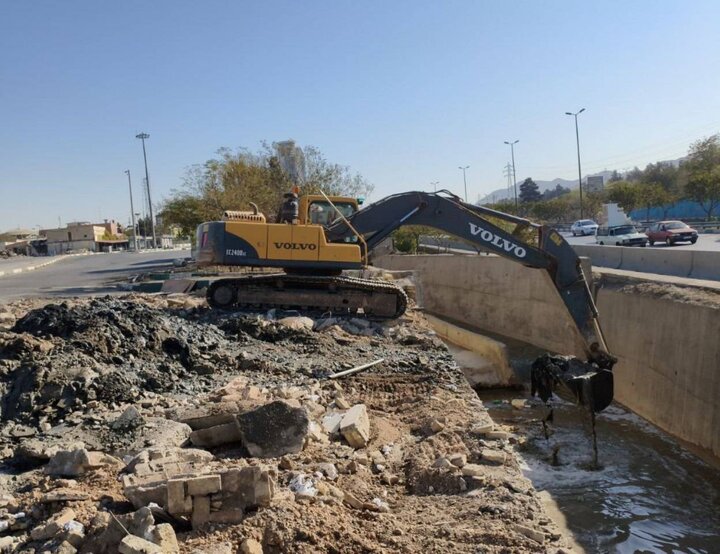 لايروبي مکانيزه 5 هزار مترمربع از مسيل سرخه‌حصار در منطقه 13