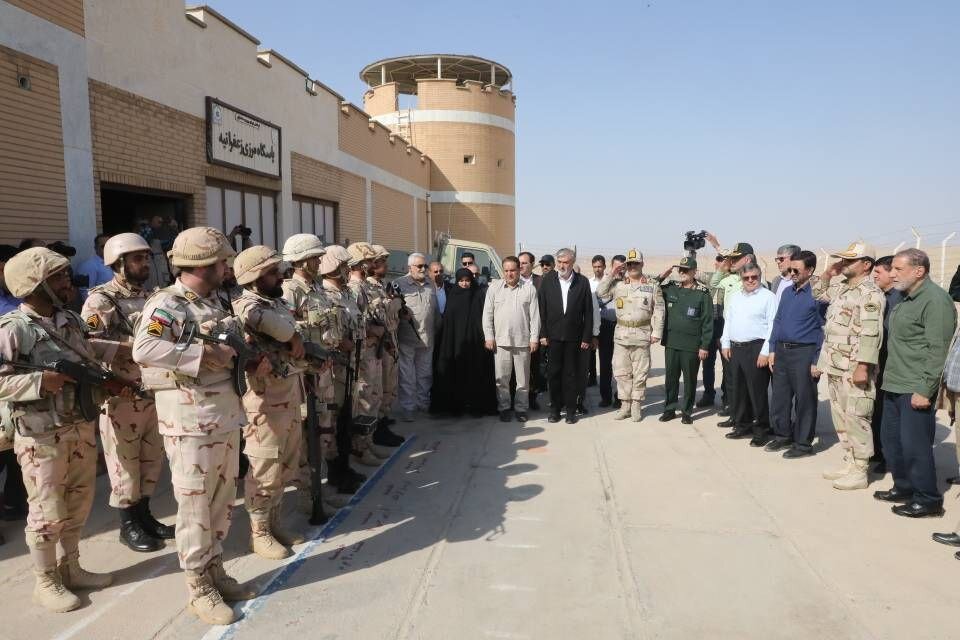 بازديد ميداني اعضاي کميسيون امنيت ملي مجلس از پاسگاه زعفرانيه و ميدان نفتي آذر در ايلام