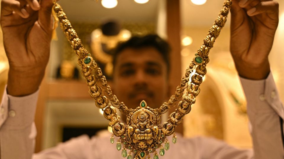 Rising gold prices spur Indians to buy bars,