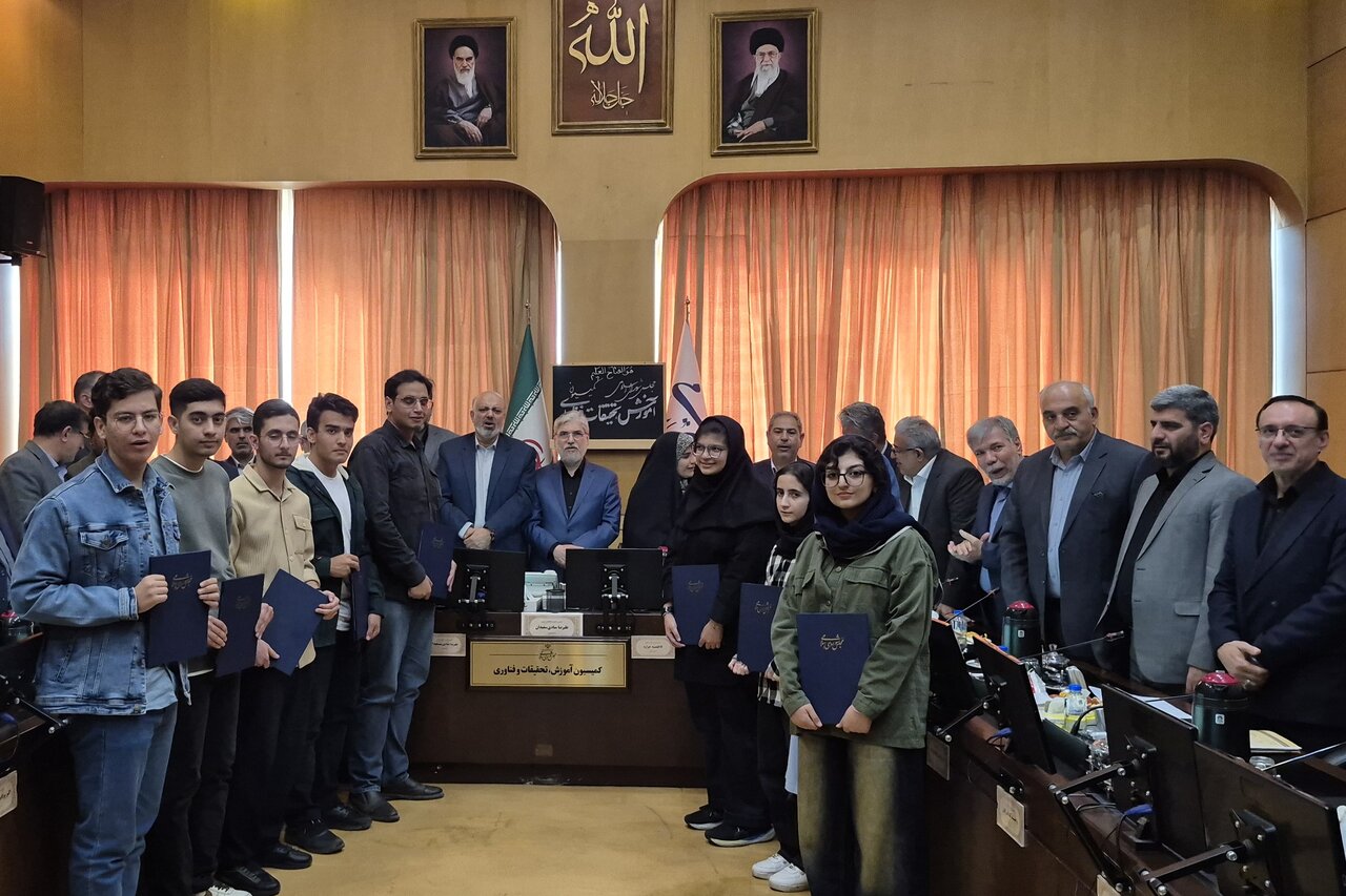 برترین‌های کنکور خواستار مثبت شدن تأثیر معدل پایه یازدهم در ماراتن کنکور شدند/ تقدیر کمیسیون آموزش از نفرات برتر کنکور 1404