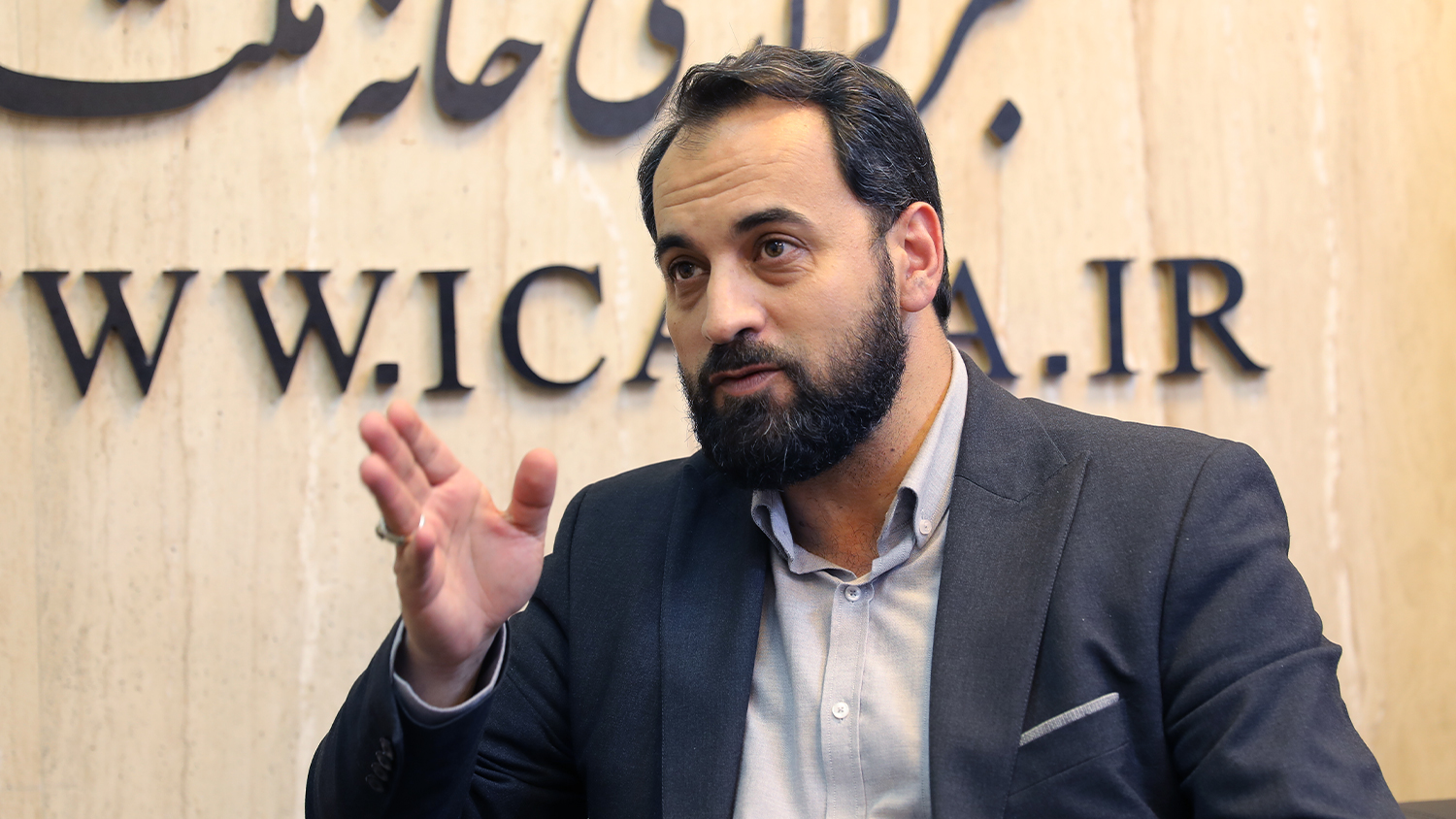 انقلابي‌گري سر و صدا کردن نيست بلکه عمل به اصول انقلاب است