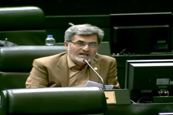 نمی‌شود در جبهه مستضعفین بود و از مفسدان و رانت‌خواران حمایت کرد