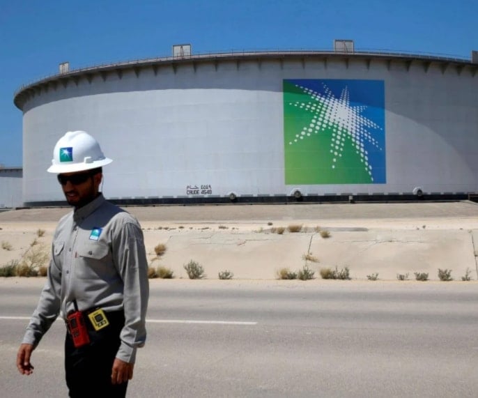 السعوديه تخفّض أسعار بيع نفطها لآسيا مع تزايد المعروض في الأسواق