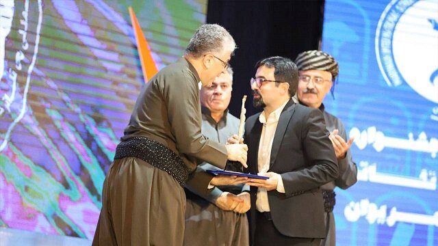 هنرمندان با آثار خود پیام‌های انسانی، محبت و آگاهی به جامعه می‌دهند