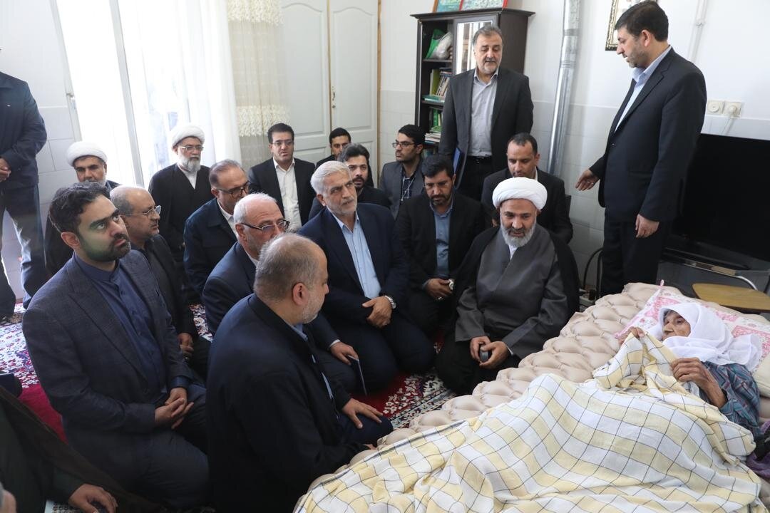 عيادت اعضاي کميسيون اصل نود مجلس از مادر شهيد زندي‌نيا