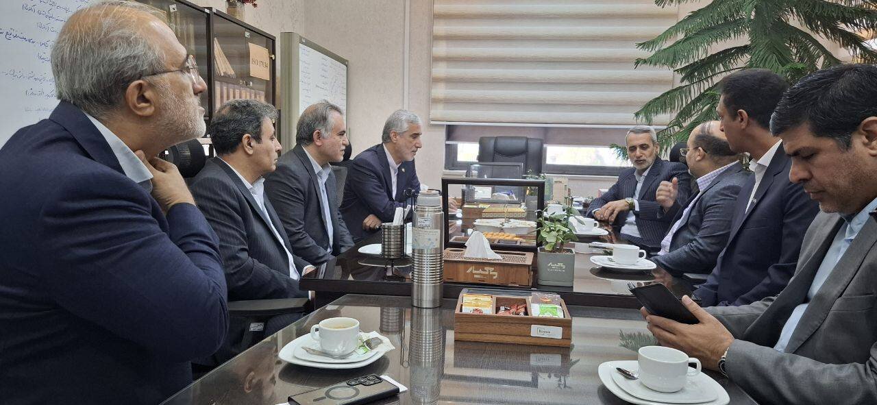 پيگيري مقتدايي براي رفع مشکلات مجموعه دانش‌بنيان دانشگاه آزاد اصفهان