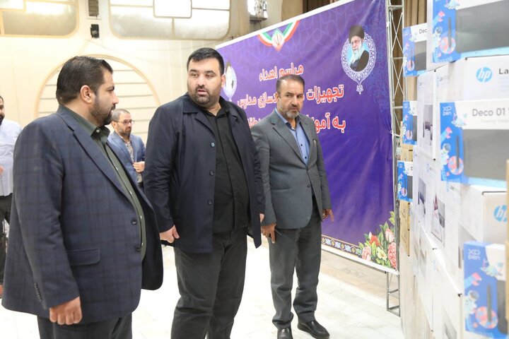 اهداي تجهيزات هوشمندسازي به مدارس منطقه 19