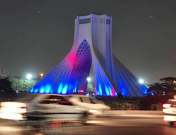 برج آزادي به رنگ آبي درآمد