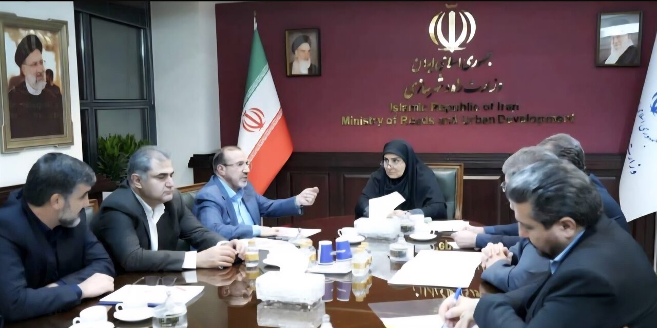 بازديد معاون وزير راه از خط مترو مهستان با پيگيري هاي حدادي/تأکيد بر تسريع بهره‌برداري کامل خط ريلي غرب البرز