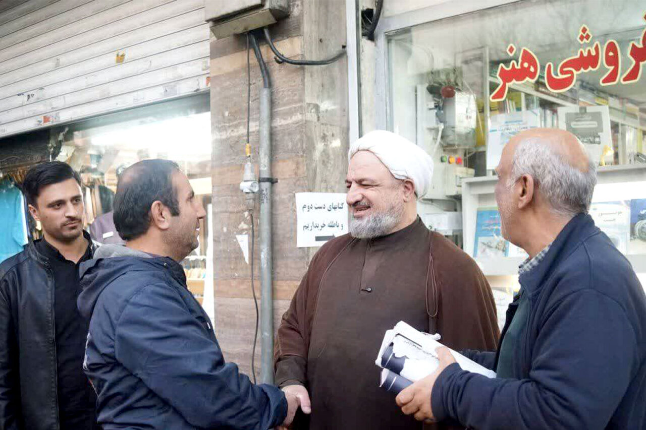 کتاب‌گردي حميد رسايي در خيابان انقلاب؛ گفت‌وگو با کتاب‌فروشان در قلب پايتخت