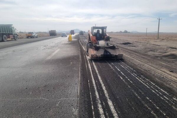 ادامه عملیات بهسازی و روکش آسفالت محور شهربابک–سیرجان