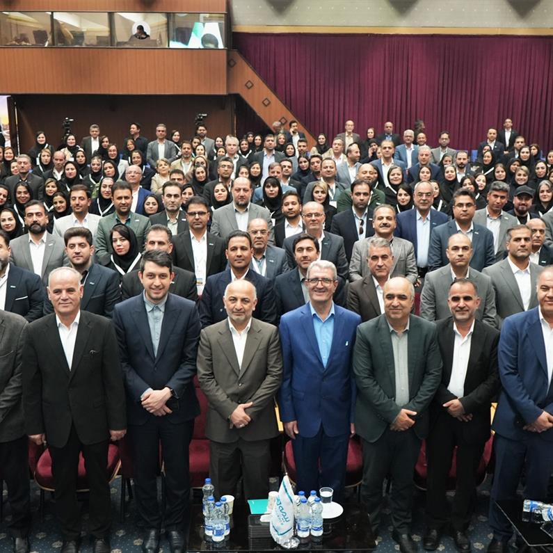 مديرعامل بيمه دي: نقش شبکه فروش در توسعه فرهنگ بيمه بي‌بديل است / 53 همت فروش؛ بيمه دي در مسير افتخار