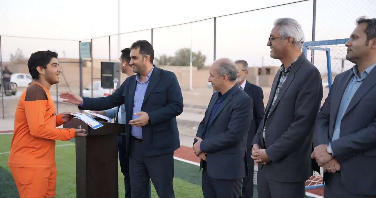 بهره‌برداری از زمین چمن مصنوعی روستای چاه‌افضل با اعتبار 3 میلیارد تومان/تأکید پوردهقان بر اجرای پروژه احداث ورزشگاه 10 هزار نفری چادرملو