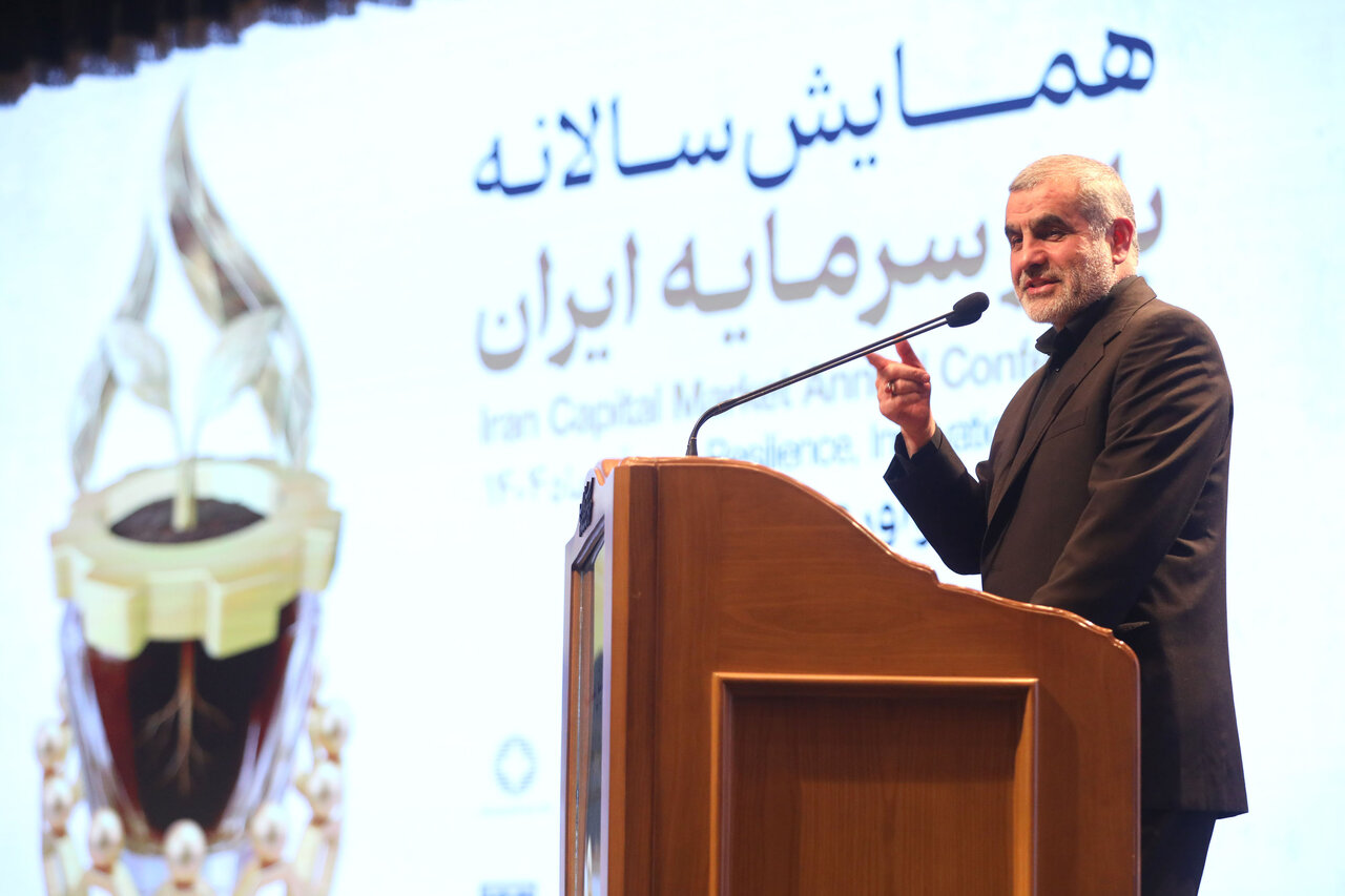 مردم علاقه‌مند به ورود به بازار سرمایه نیستند/ اعتماد مردم و شفافیت، کلید موفقیت بازار سرمایه