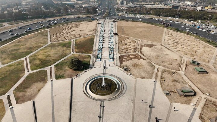 عمليات بازپيرايي چمن‌هاي ميدان آزادي پس از 15 سال آغاز شد