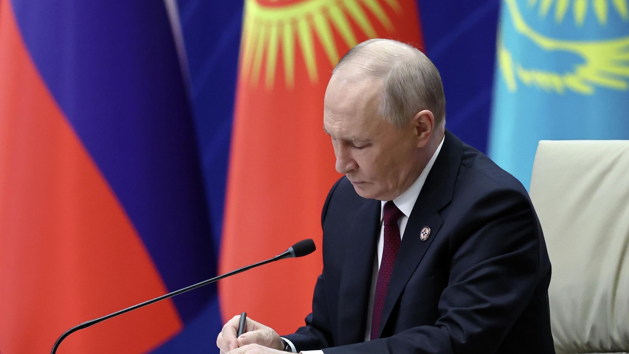 Putin Holds Press Conference After CSTO Meeting