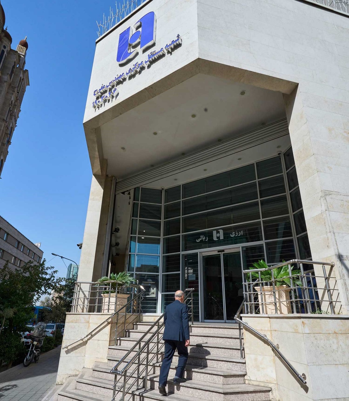 اعلام فهرست شعب کشيک استان تهران بانک صادرات ايران در روزهاي يکشنبه و دوشنبه 9 و 10 آذر