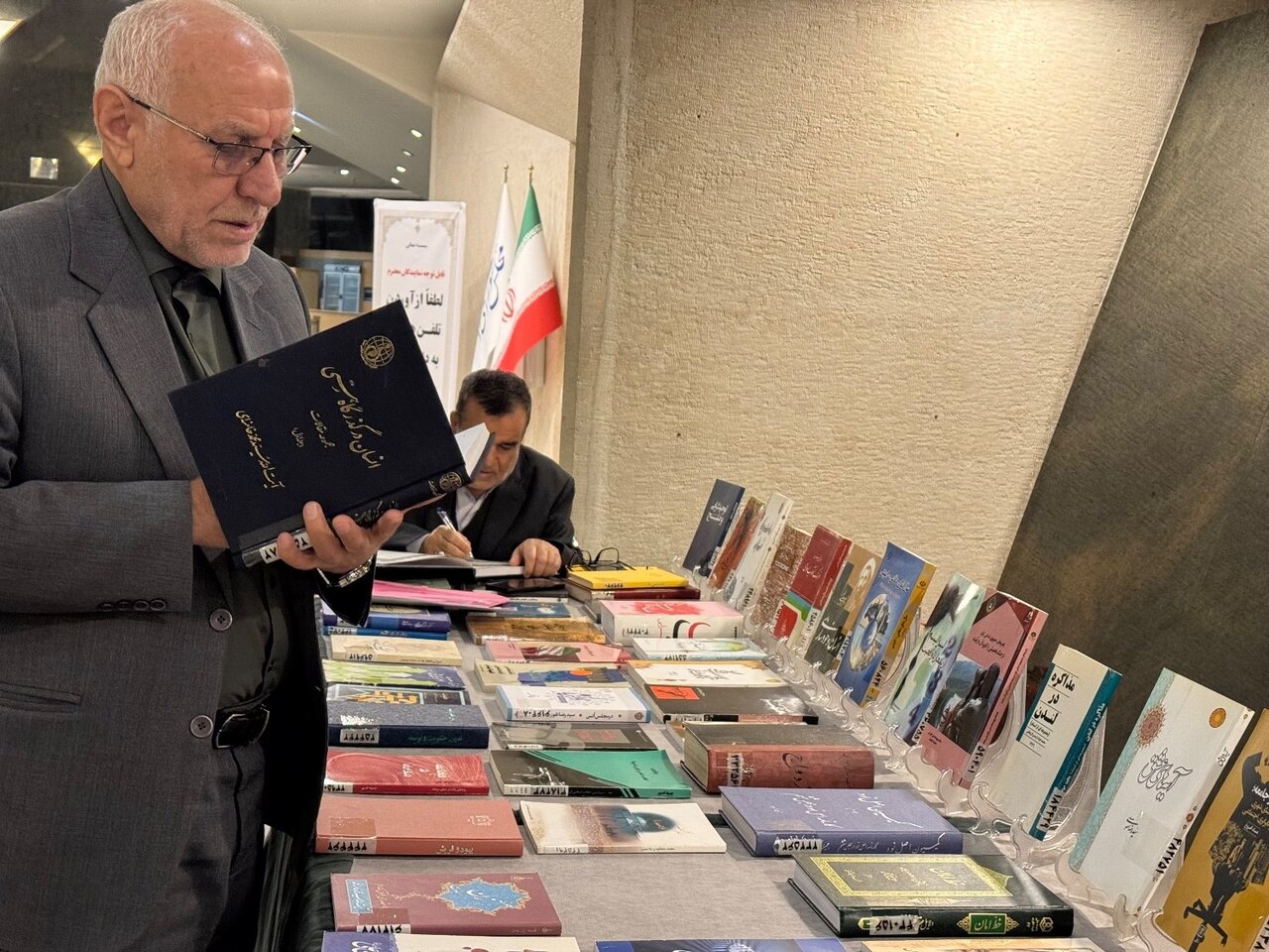 برپايي نمايشگاه «قلم‌هاي ماندگار» در خانه ملت؛ نمايش 400 کتاب از نمايندگان دوازده دوره پارلمان به مناسبت روز مجلس