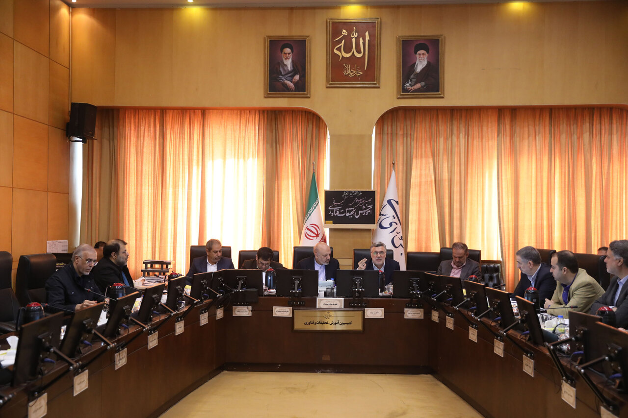 بررسي افزايش ظرفيت پذيرش دانشجويان علوم پزشکي در کميسيون آموزش/ ظفرقندي پاسخگوي نمايندگان بود