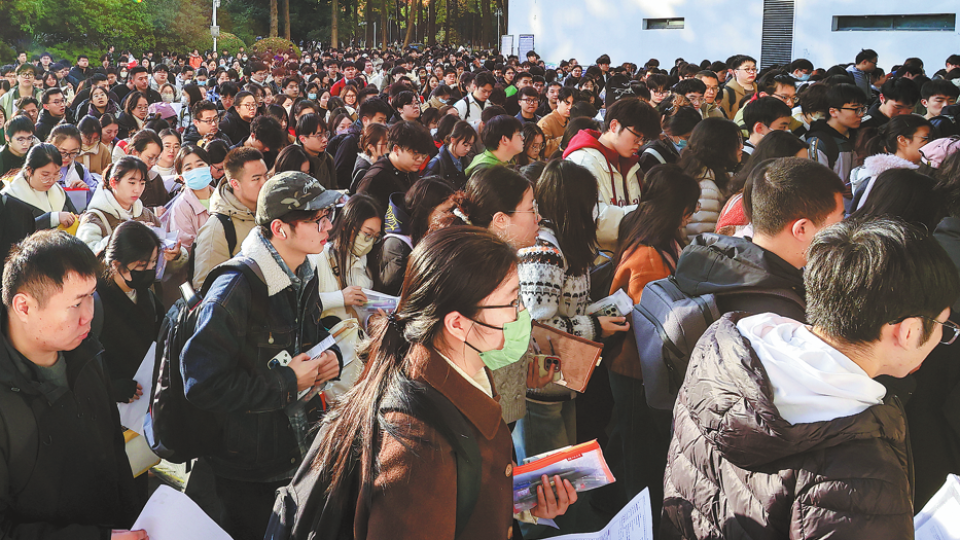 Competition heats up for China’s new civil jobs