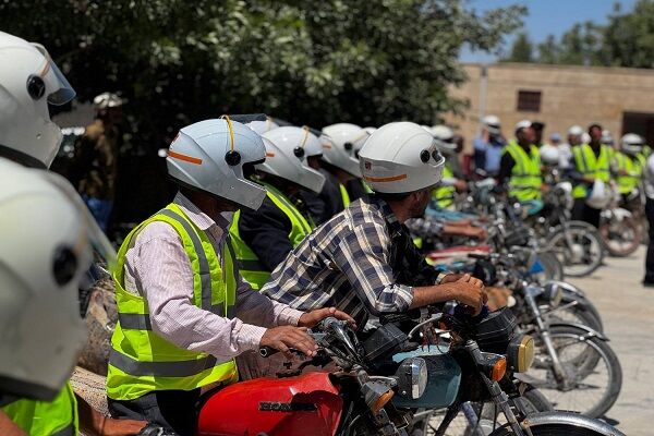 توزيع 500 عدد کلاه ايمني بين راکبان موتورسيکلت در روستاهاي خراسان شمالي