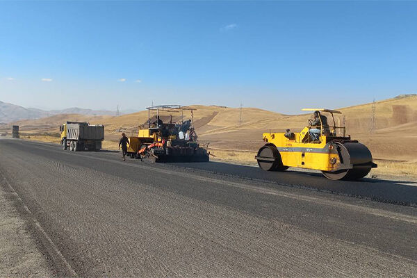 اجراي گسترده برنامه‌هاي ايمني و نگهداري راه‌ها/اجراي بيش از 10 هزار متر مربع عمليات لکه گيري در محورهاي مواصلاتي شهرستان پارس آباد