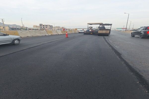 آغاز عمليات گسترده بهسازي و روکش آسفالت در محور کمربندي سمنان و محور سمنان – مهدي‌شهر