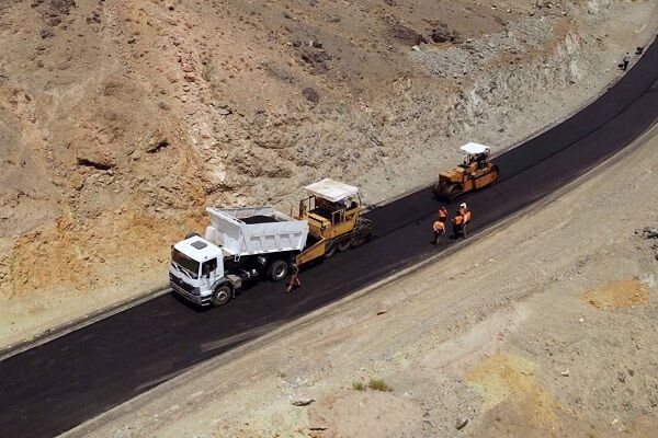 آسفالت راه روستايي گيوک به منظور بهره مندي از راه دسترسي مناسب