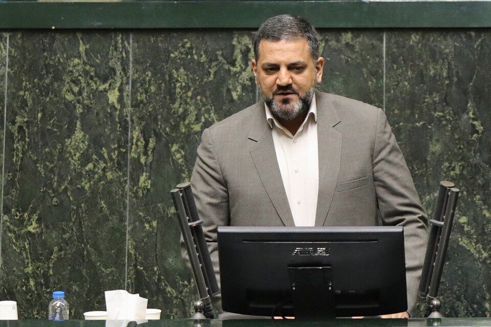 اولویت دولت در آموزش و پرورش بجای حمایت از معلمان فقط ساخت مدرسه است