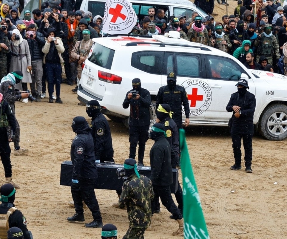 المقاومه الفلسطينيه تسلّم جثه أسير إسرائيلي مساء اليوم عثر عليها شمال غزه