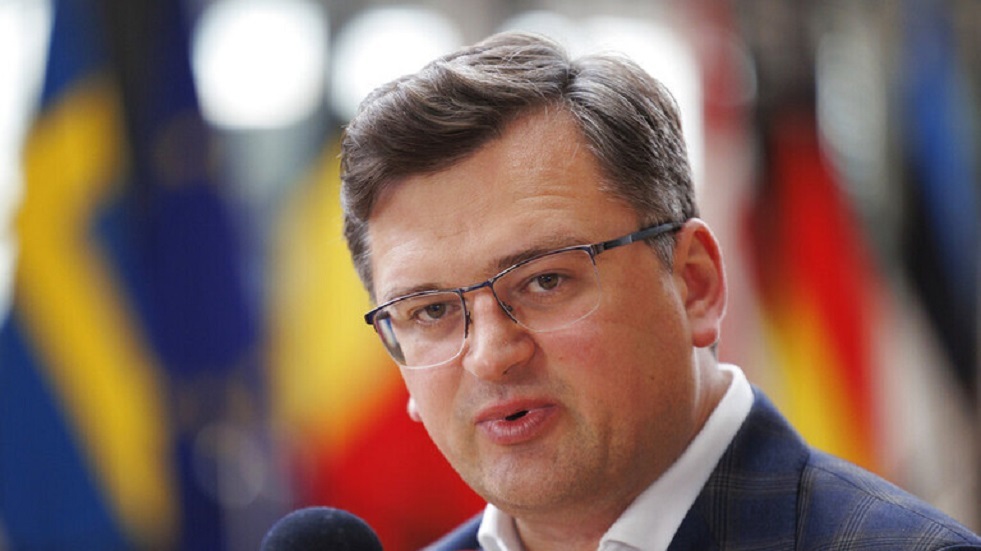 کوليبا: أوکرانيا تفتقر إلى الموارد الکافيه لتغيير مسار الصراع