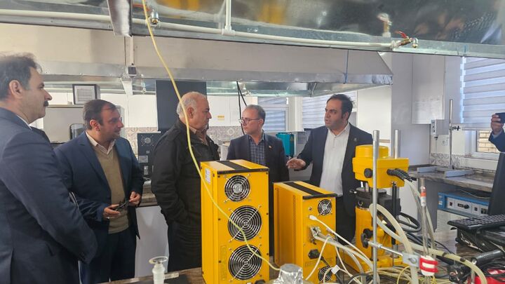 بازديد معاون وزير راه و شهرسازي از شرکت توليد قير در زنجان