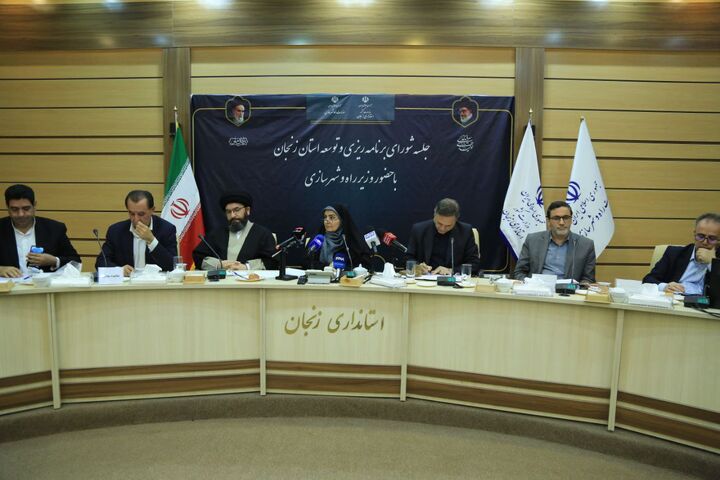 بازآفريني شهري با وجود زيرساخت‌هاي زيربنايي و روبنايي و حفظ اراضي کشاورزي