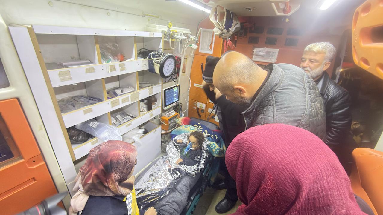 سوريا.. إنقاذ طفله سقطت في بئر بعمليه استغرقت 11 ساعه (فيديو)