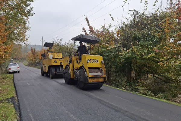 اجراي عمليات روکش آسفالت محور روستايي سلکي‌سر – عزيزکيان شهرستان رشت