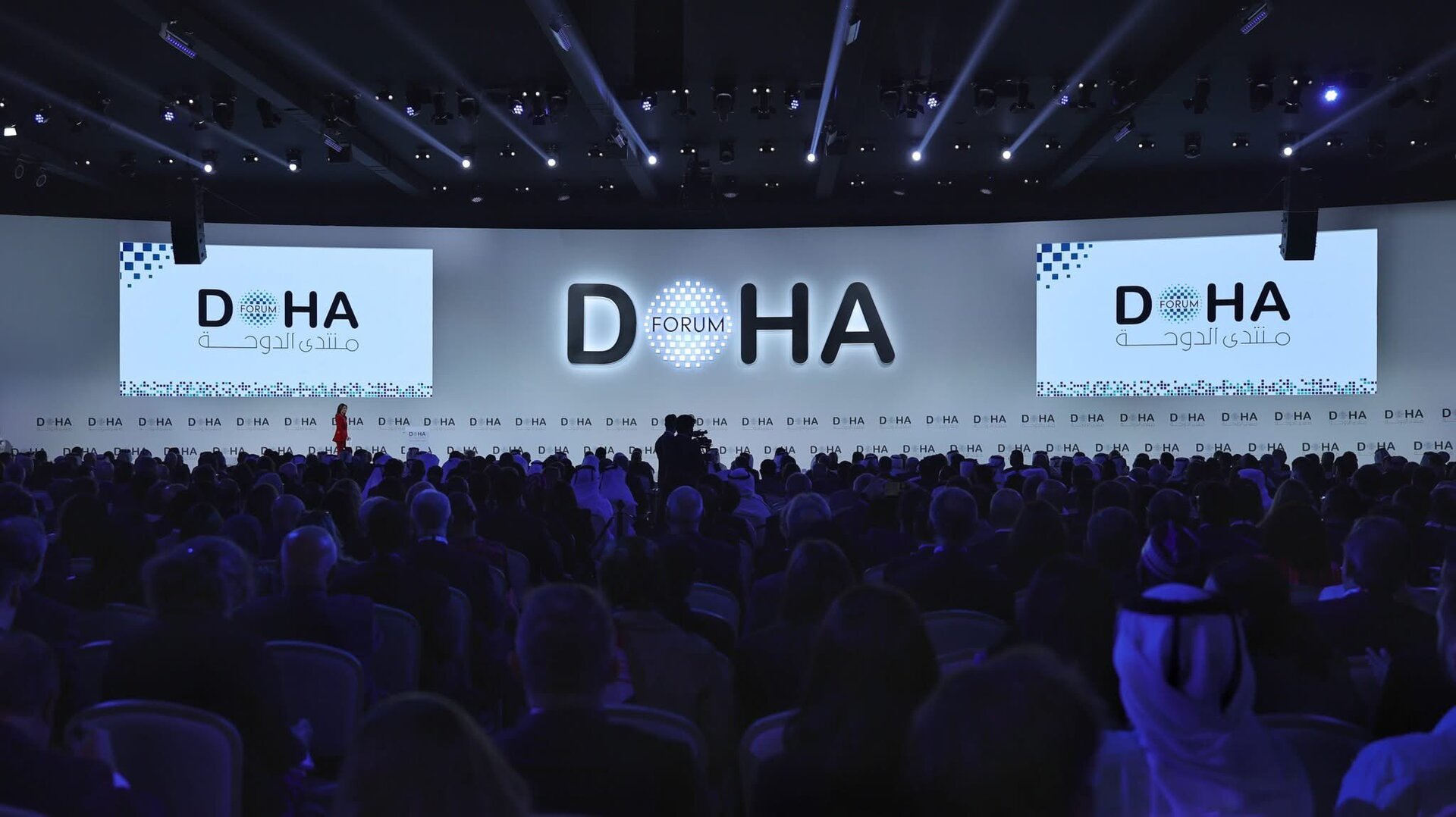 أمير قطر يفتتح منتدى الدوحه 2025 (فيديو)